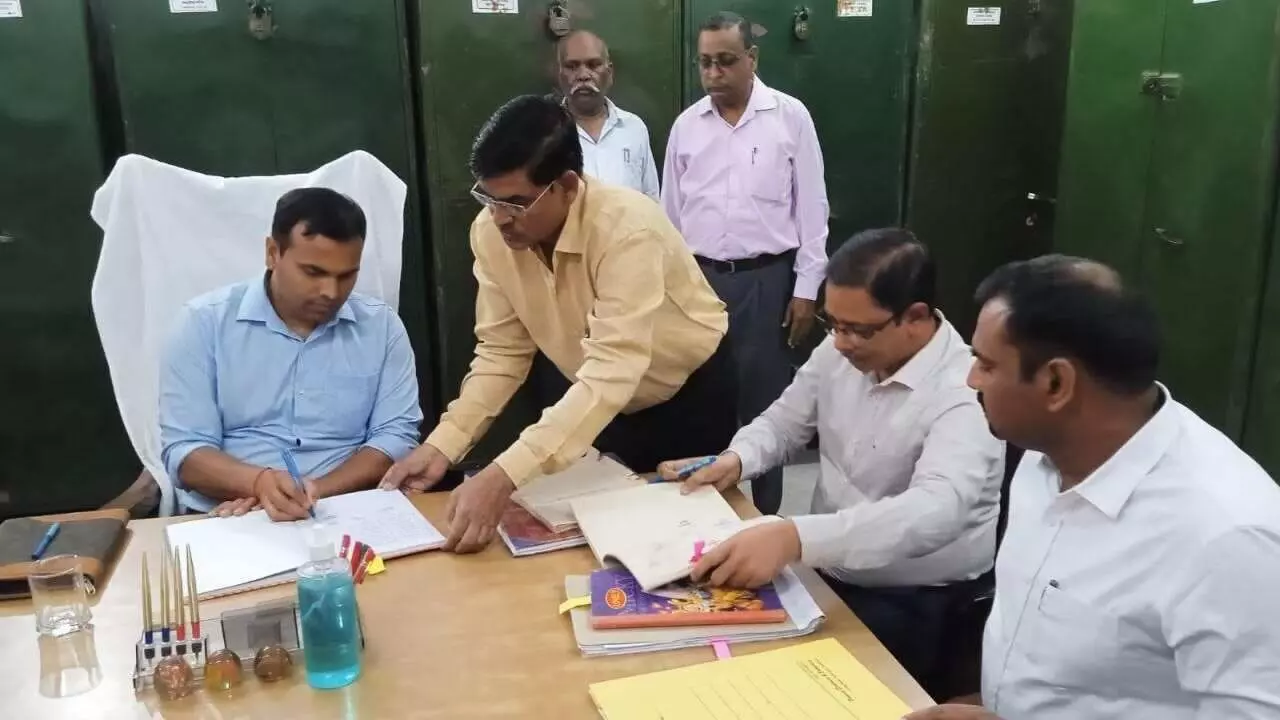 sonbhadra dm chandra vijay singh review meeting preparation for 1.6 crore plantation