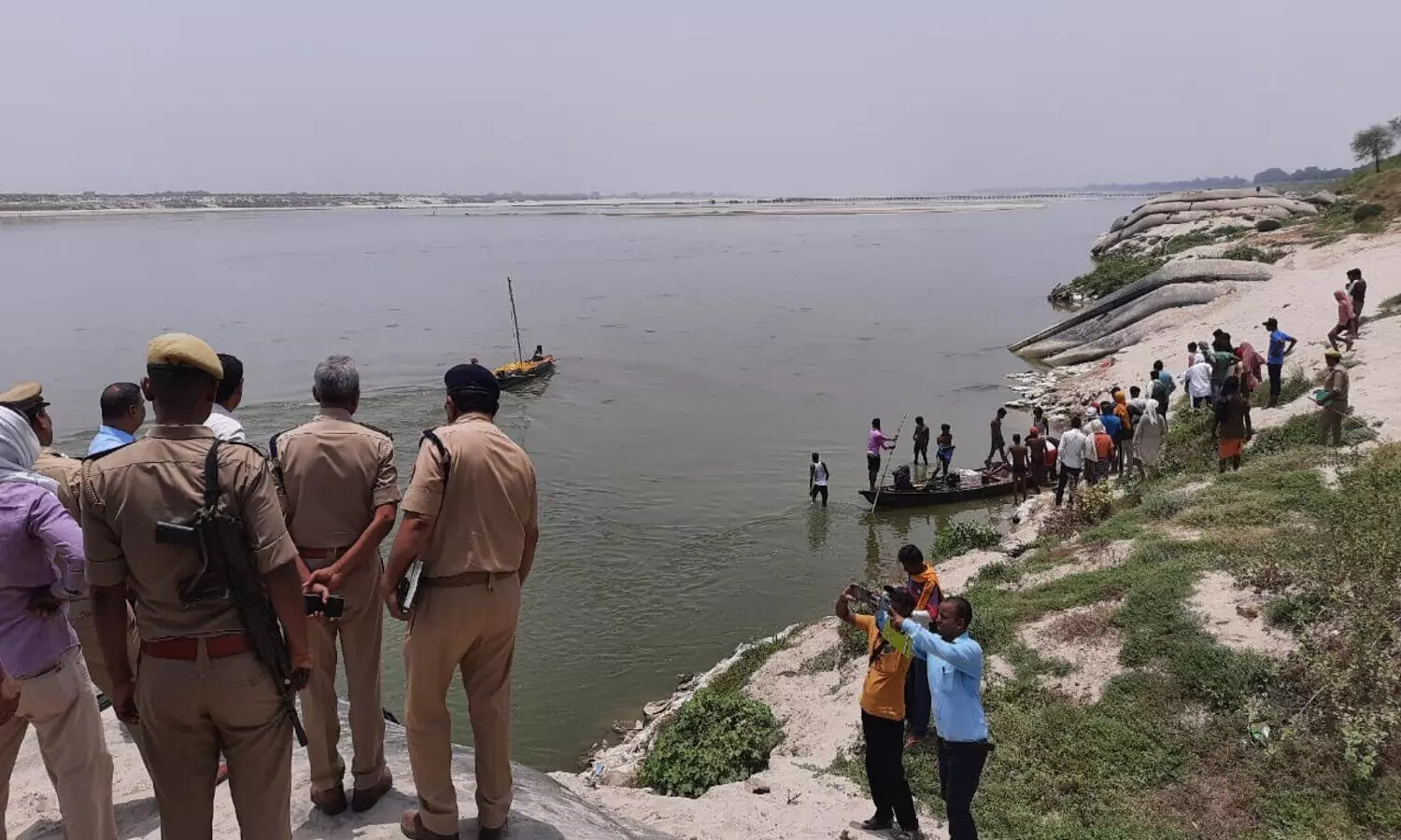 Ghazipur: गाजीपुर में बड़ा हादसा, गंगा में डुबने से चार लोगों की मौत, परिवार में मचा कोहराम