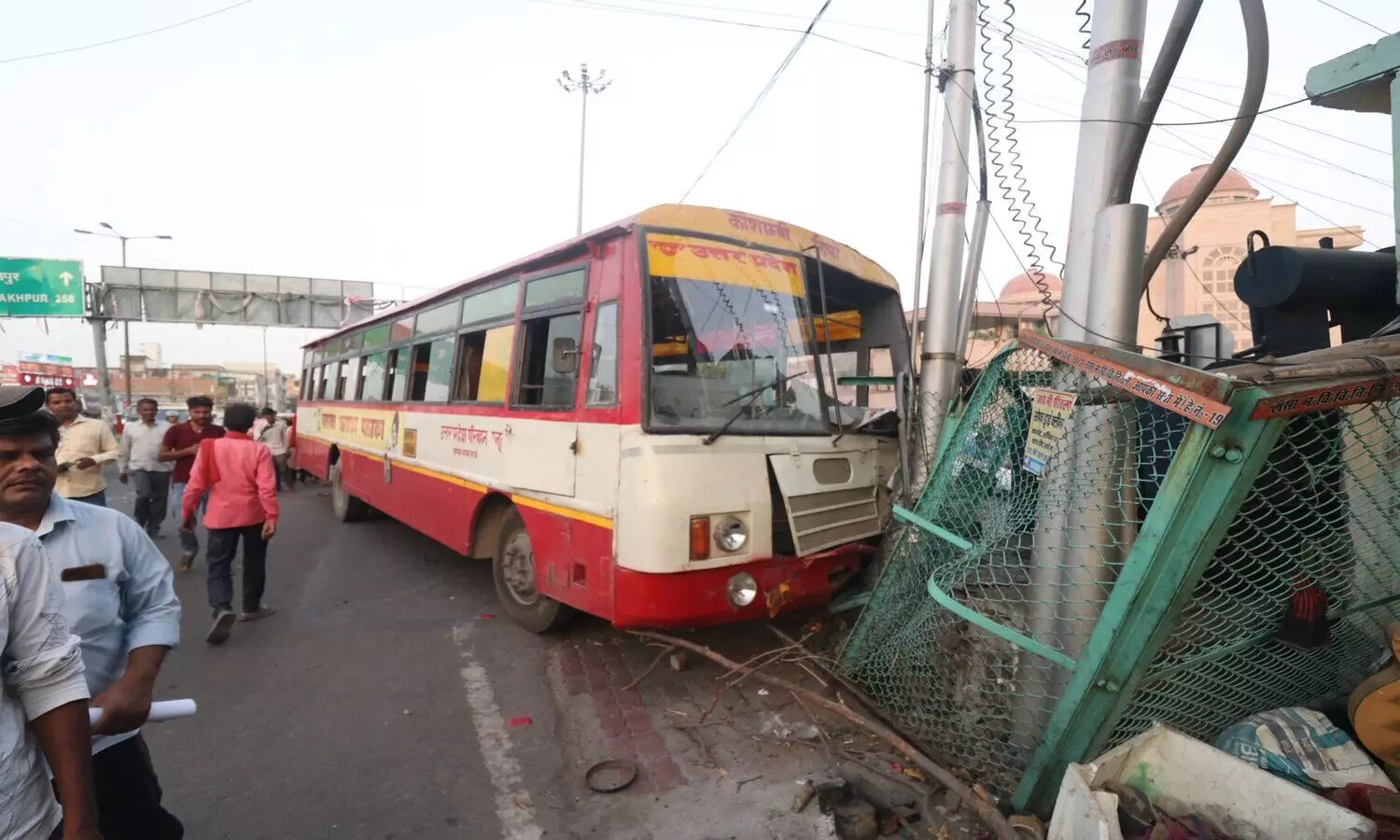 Lucknow Accident: ट्रांसफ़ार्मर में जा घुसी सवारियों से भरी बस, कई घायल, मौके पर मचा हड़कंप