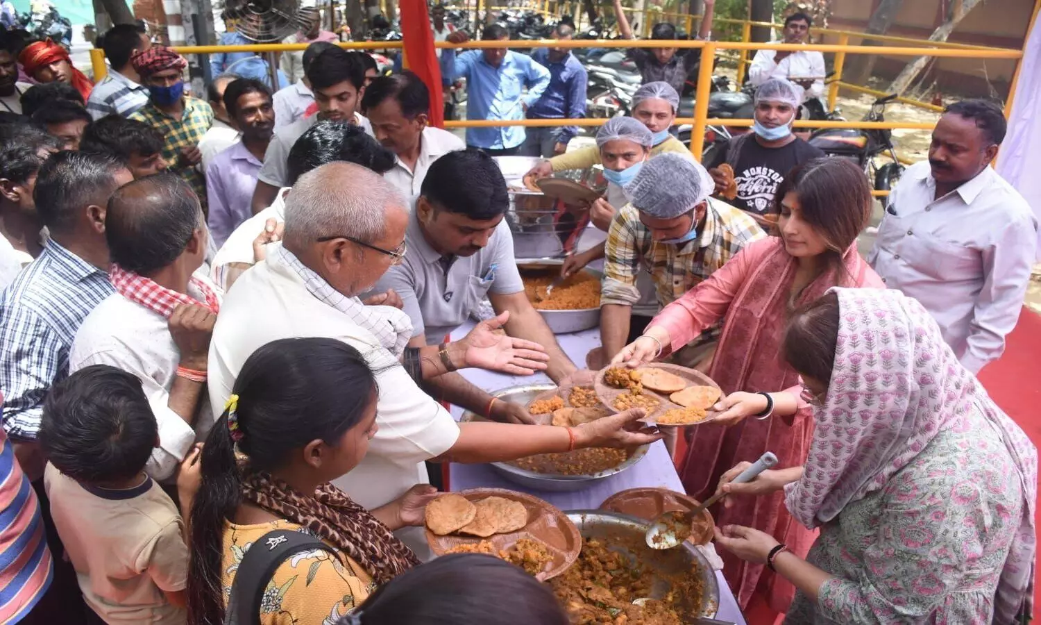 Lucknow: डिंपल यादव ने अंतिम बड़े मंगल पर किया भंडारे का आयोजन, लोगों ने प्रसाद संग ली सेल्फी