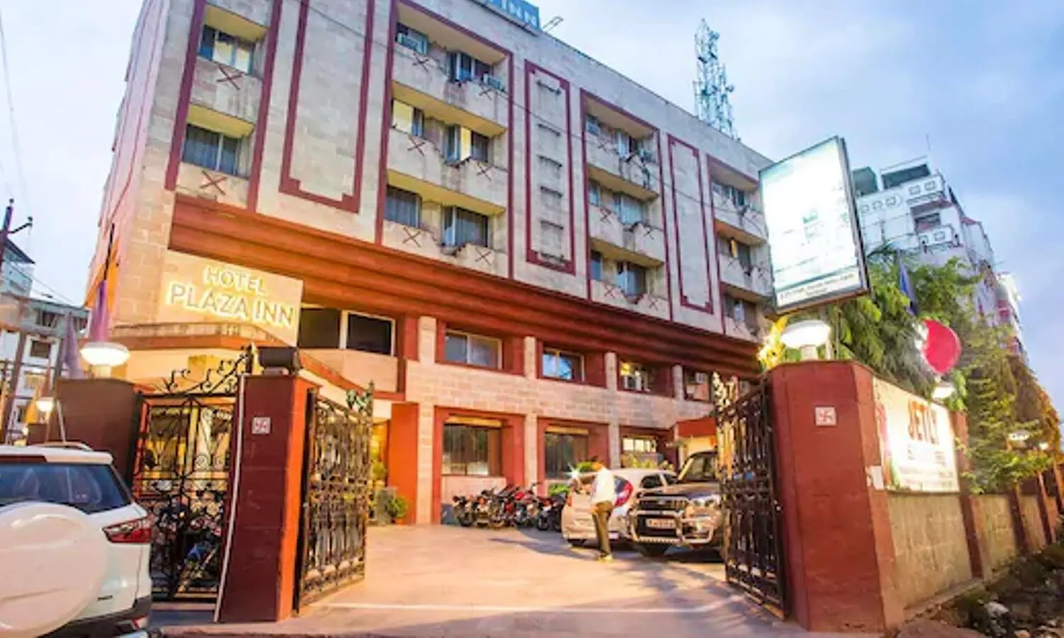Budget Hotels in Varanasi: वाराणसी में कम बजट में रूके अच्छे होटल में, रूकने का आ जाएगा मजा