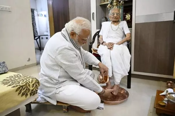 Pm modi meet mother Heeraben