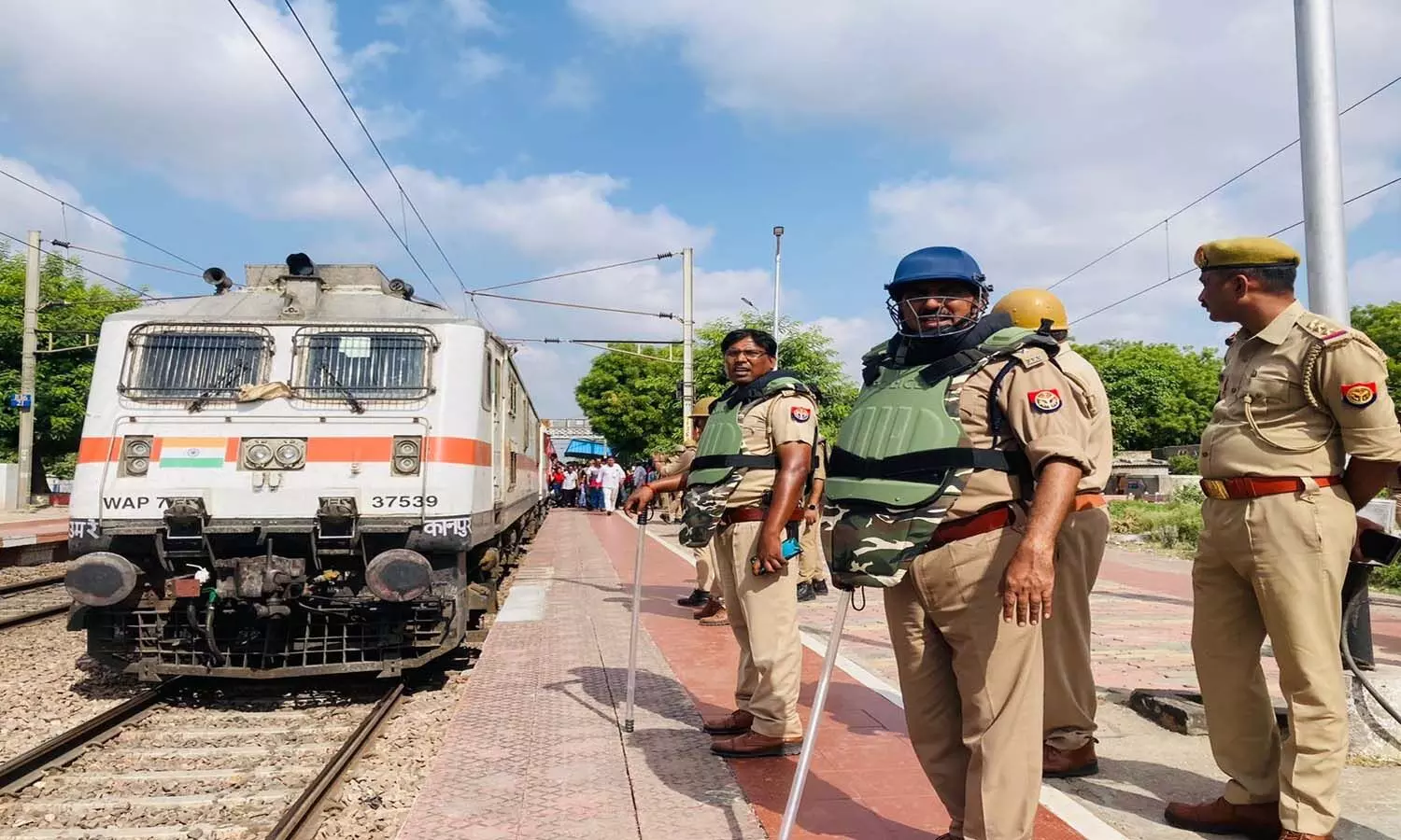 Etawah News: भारत बन्द पर वायरल वीडियो की अफवाह से रेल व जिला प्रशासन में हड़कम्प, रेलवे स्टेशन छावनी में तब्दील