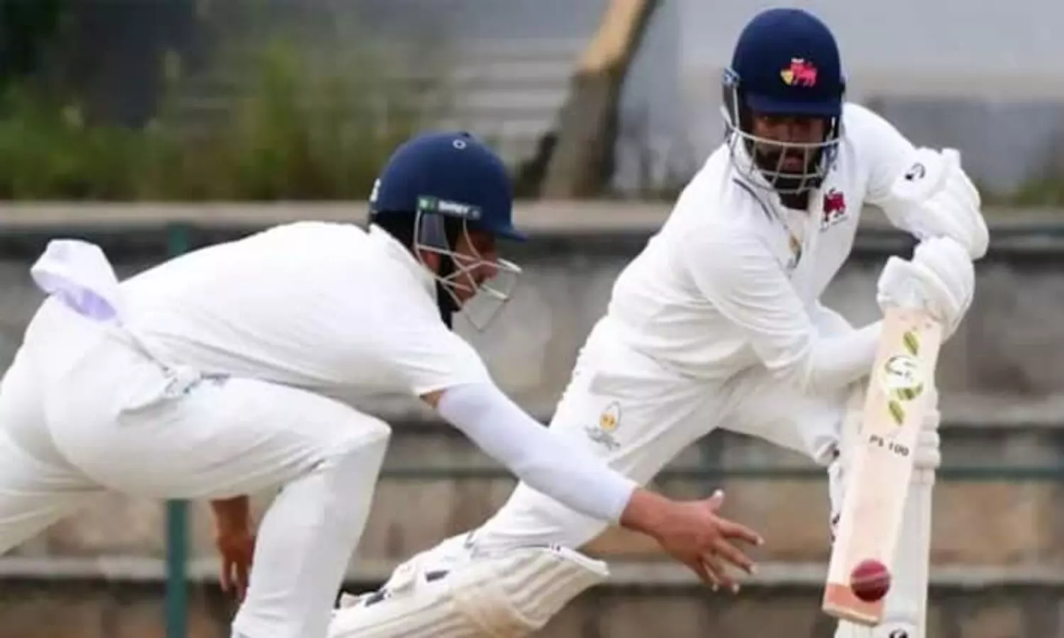 रणजी ट्रॉफी के फाइनल मैच में शाट खेलता मुम्बई का बल्लेबाज़