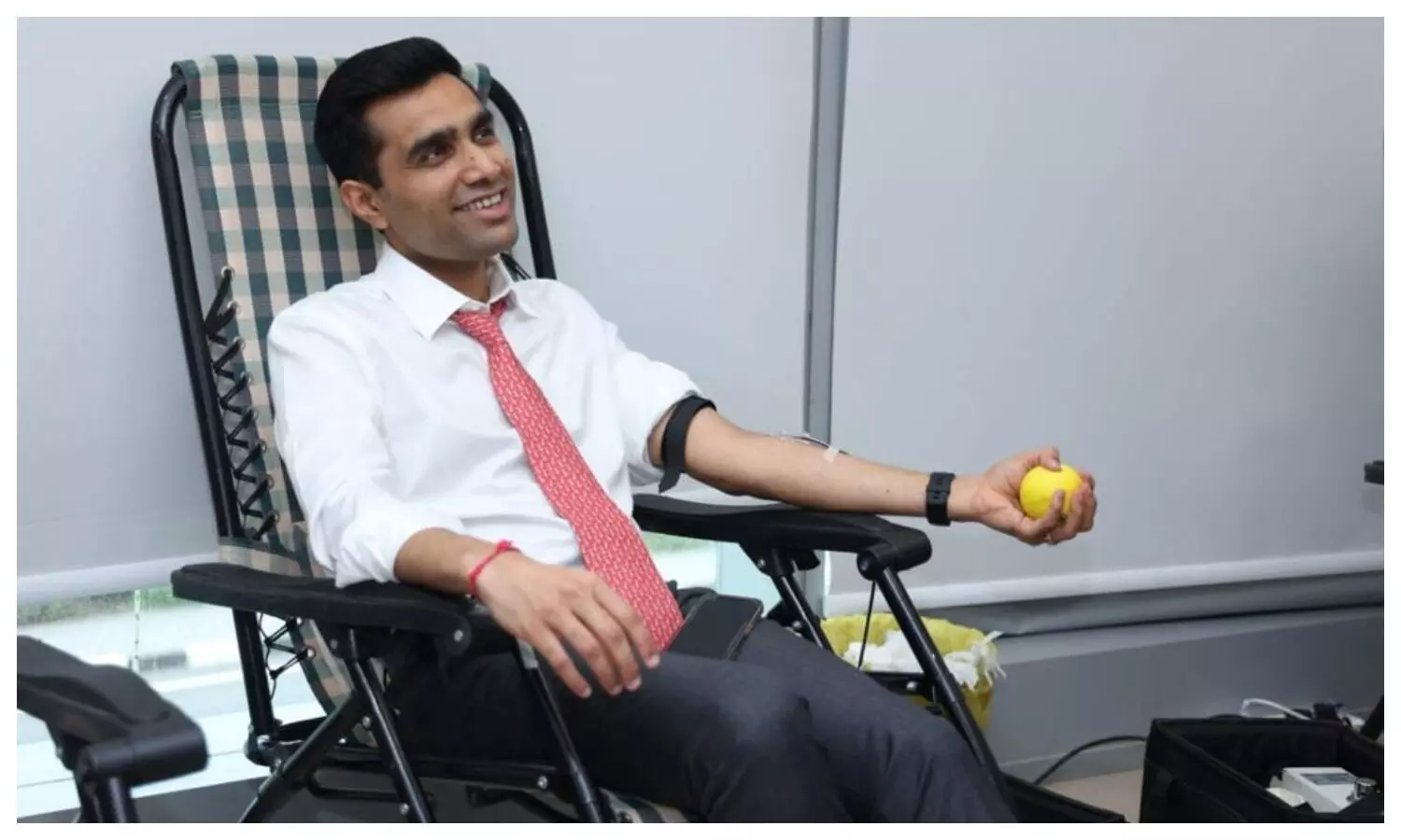 Gautam Adani son donating blood