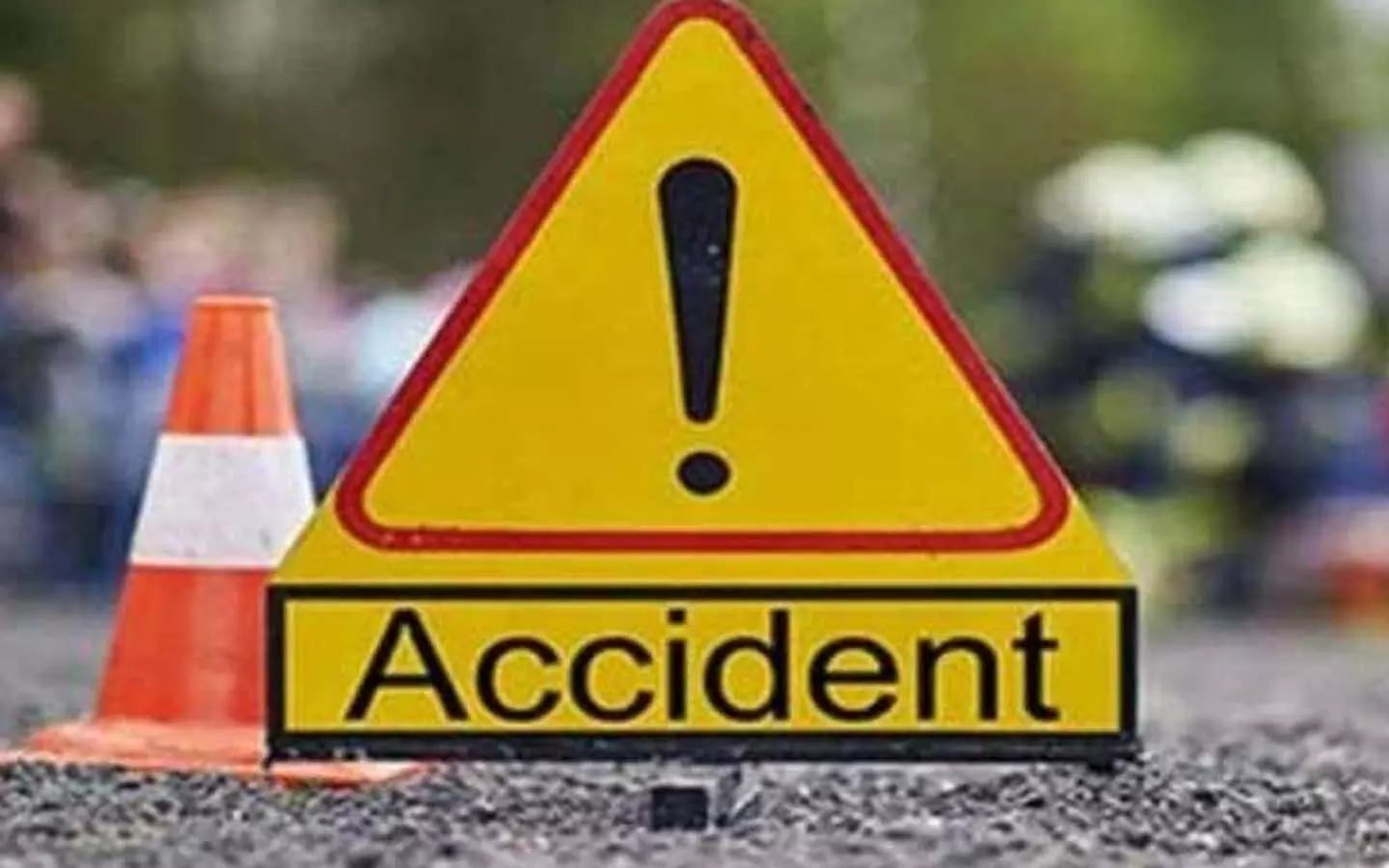 Accident on Delhi-Meerut Expressway Three friends who were puncturing the car were hit by the DCM, one killed, two injured