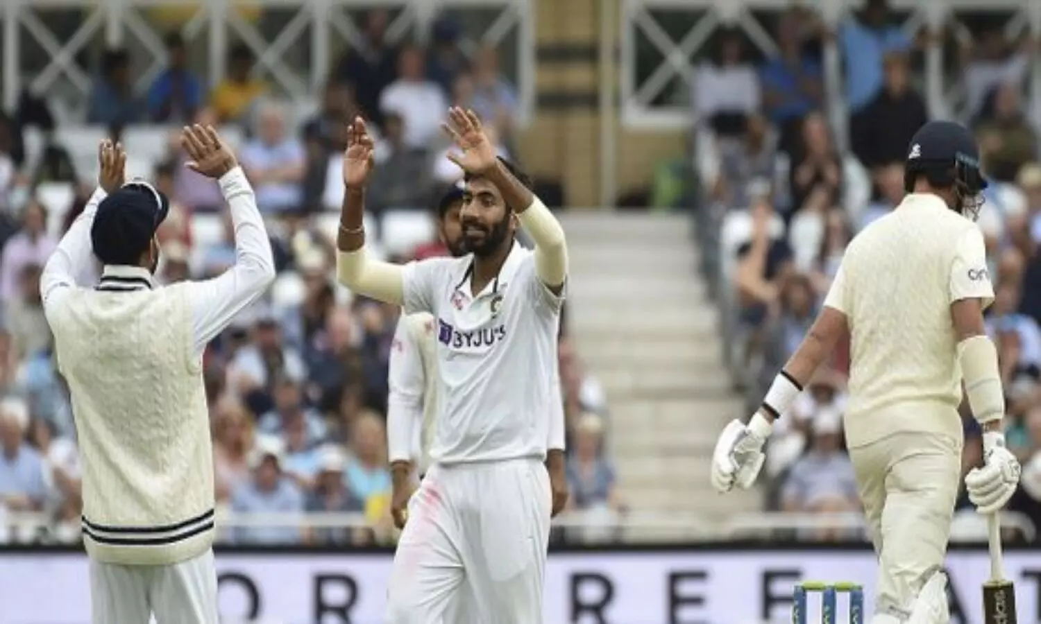 इंग्लैंड की पारी का विकेट लेने के बाद जश्न मनाते भारतीय टीम के खिलाड़ी