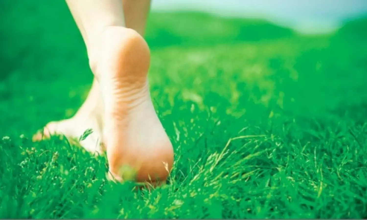 Walking Barefoot Benefits: जानें नंगे पैर पैदल चलने के 6 फायदे