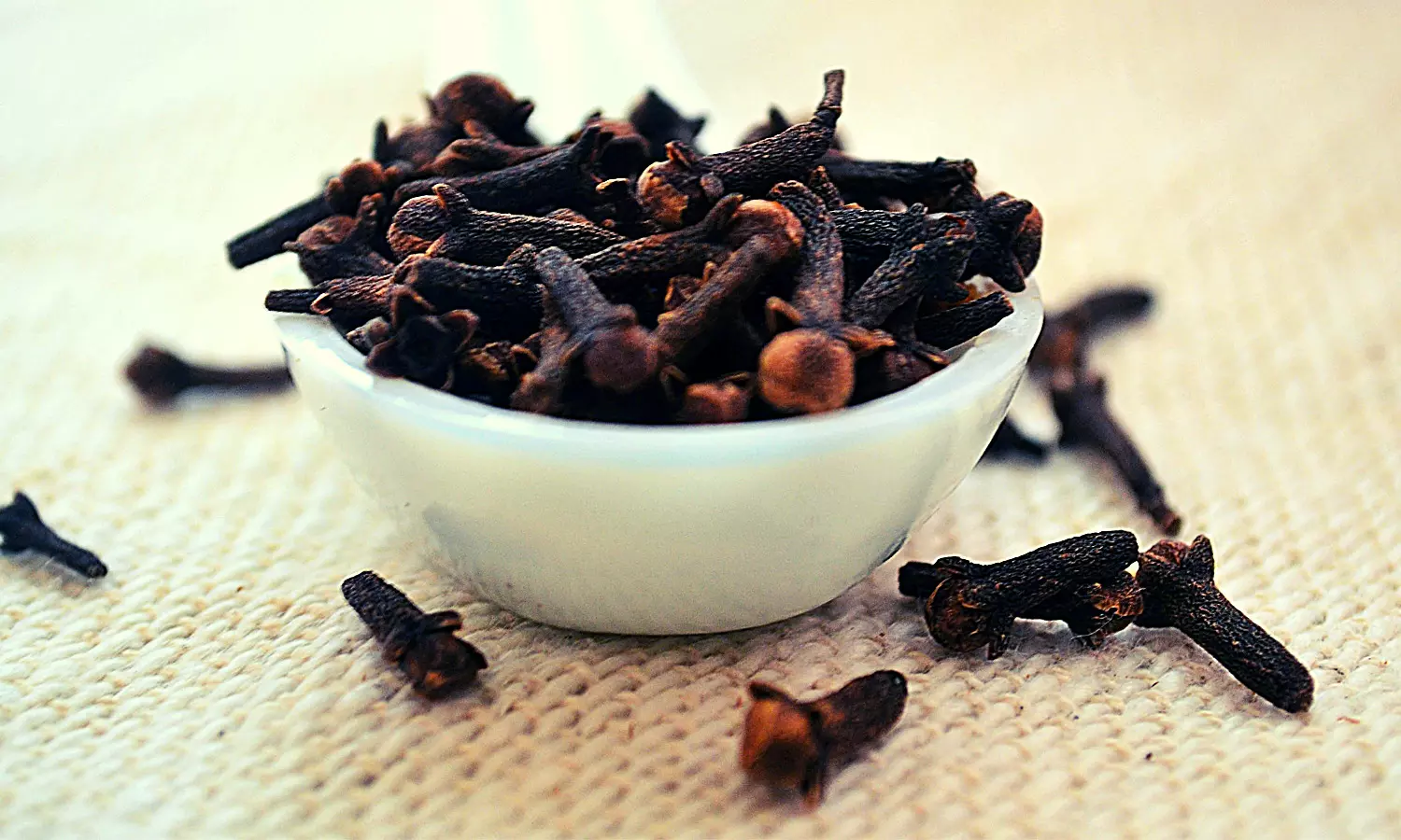 Cloves Benefits: जानें लौंग खाने के 4 जबरदस्त फायदे