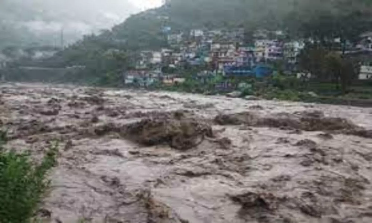 Cloud Burst in Himachal Pradesh: कुल्लू में बादल फटने से मचा हाहाकार, बाढ़ की चपेट में आए कई गांव, प्रशासन मुस्तैद