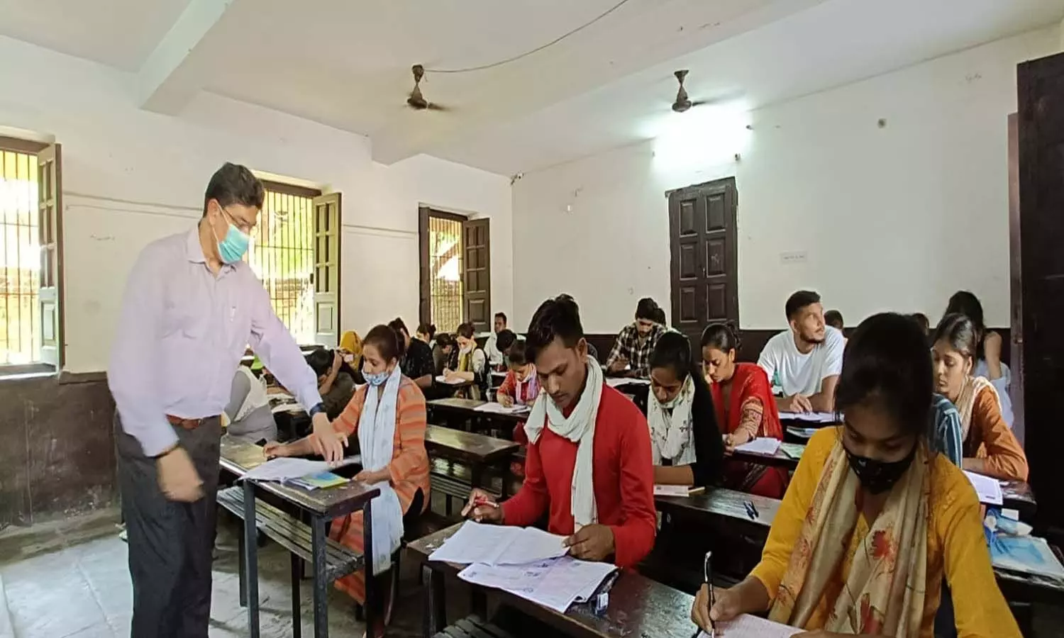VC Prof Alok Rai inspected many colleges regarding UP BEd Exam 2022, a large number of students left the exam