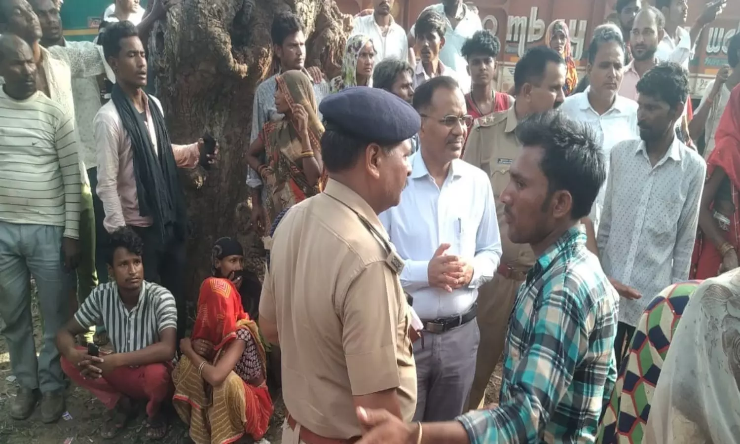 हादसे के बाद मौजूद पुलिस और लोग