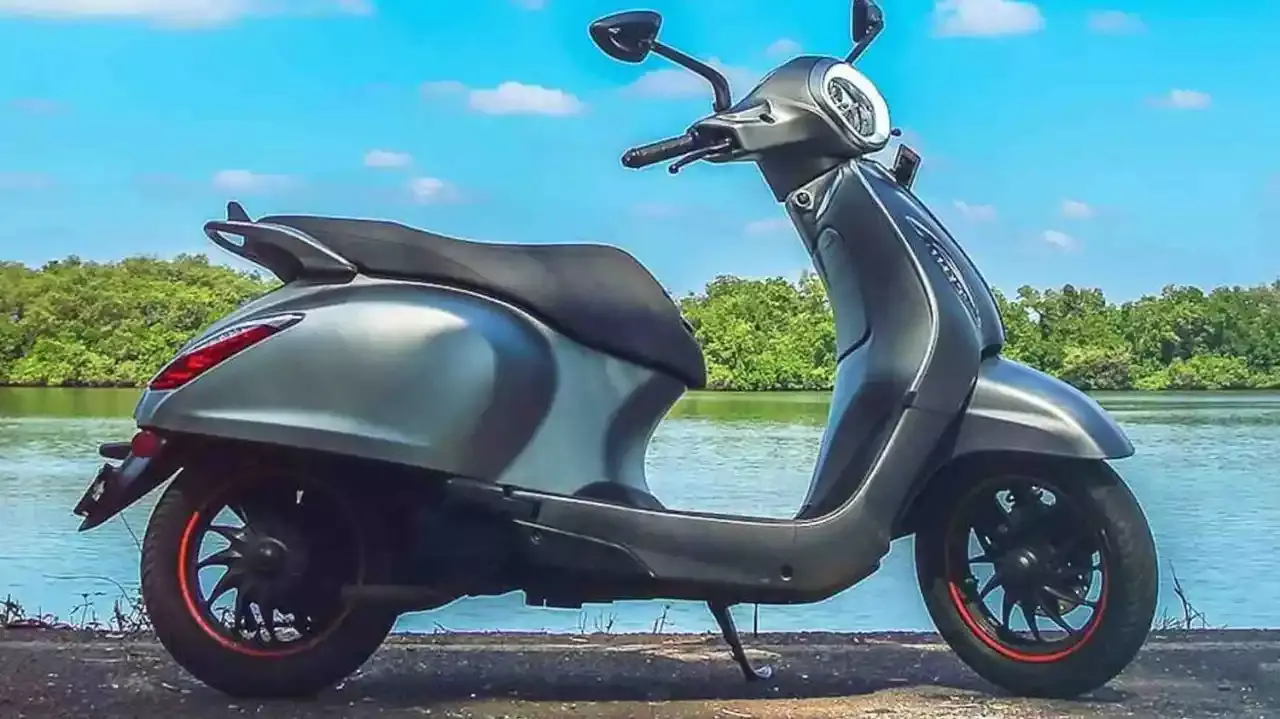 Bajaj Chetak Electric Scooter price increased in India know about its range features and more | Bajaj Chetak Electric Scooter हुआ महंगा, जानें क्या है नई कीमत | News Track in Hindi