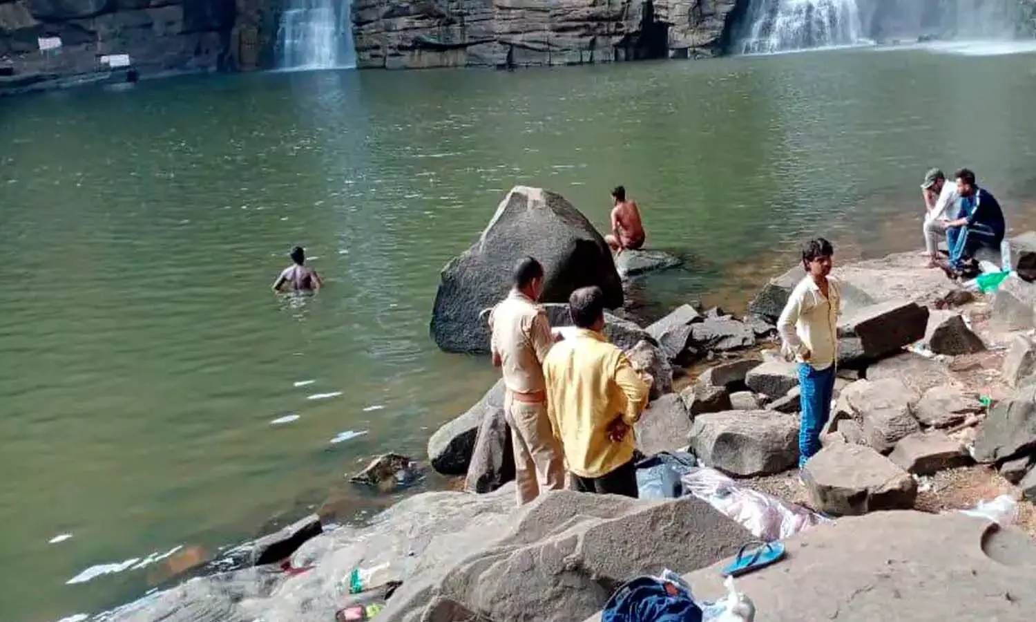 In Mirzapur today again a young man drowned on the chosen door, a young man got hurt