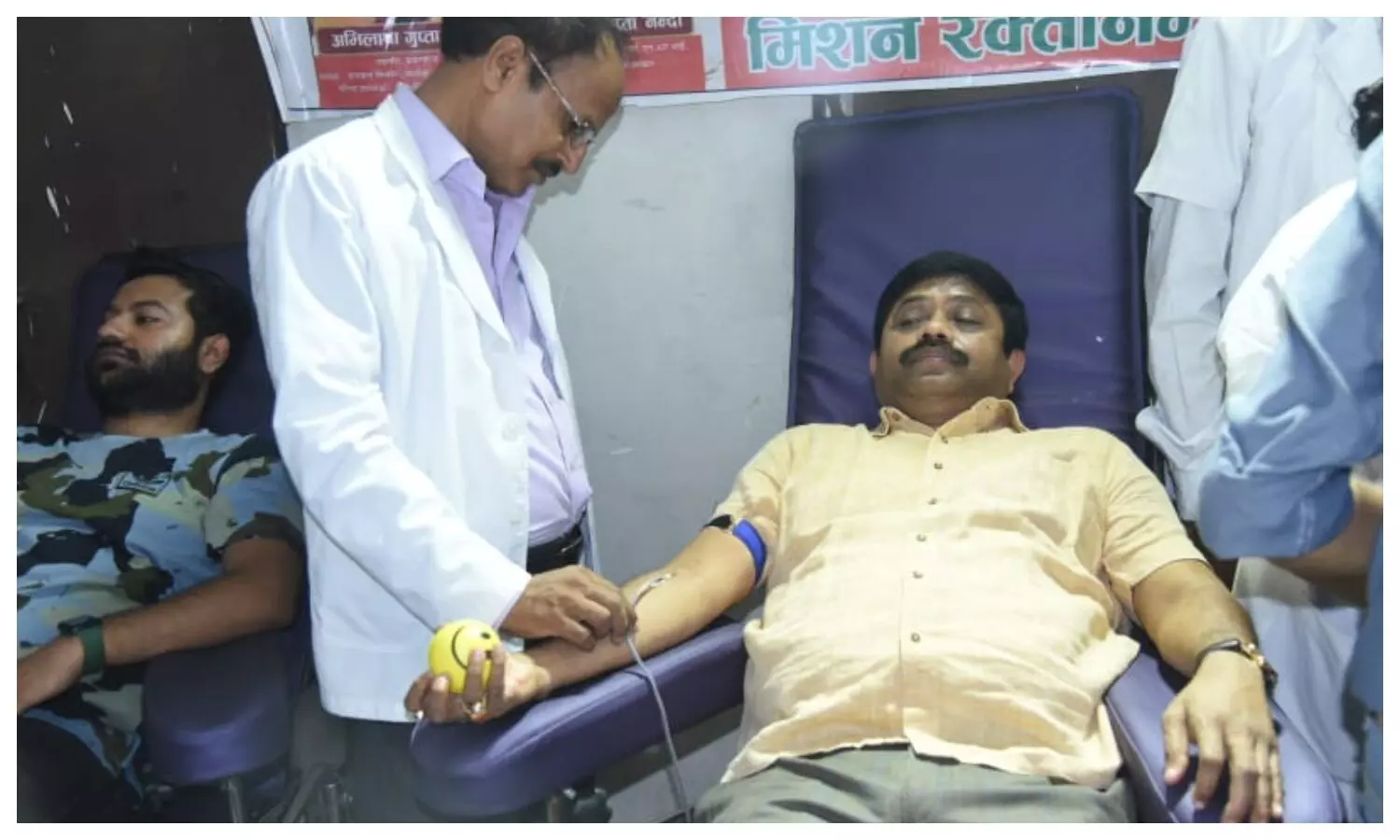 Minister Nandi donating blood