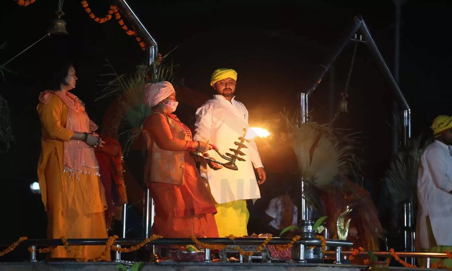 On the occasion of Guru Purnima, a grand aarti took place at Lucknows Mankameshwar Ghat, see photos