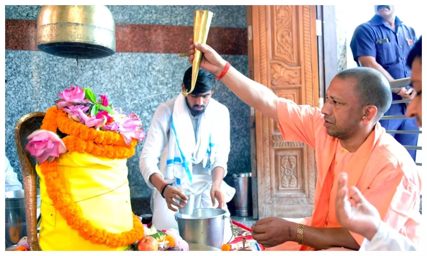 CM Yogi performed rudrabhishek in Gorakhpur