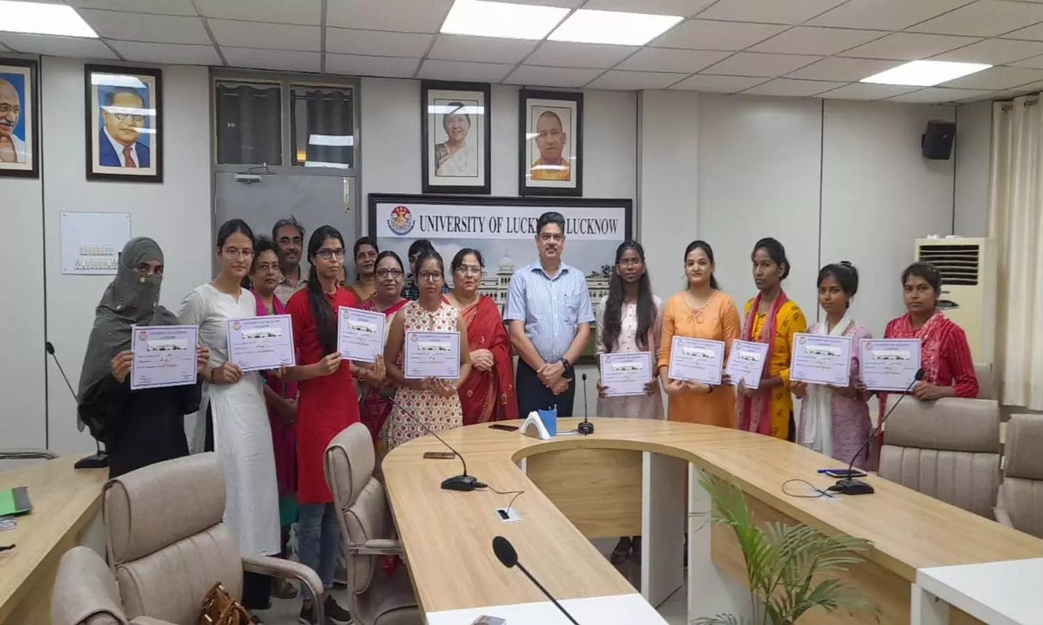 10 girl students selected in research merit scholarship in Lucknow University got certificate, 5 thousand rupees scholarship