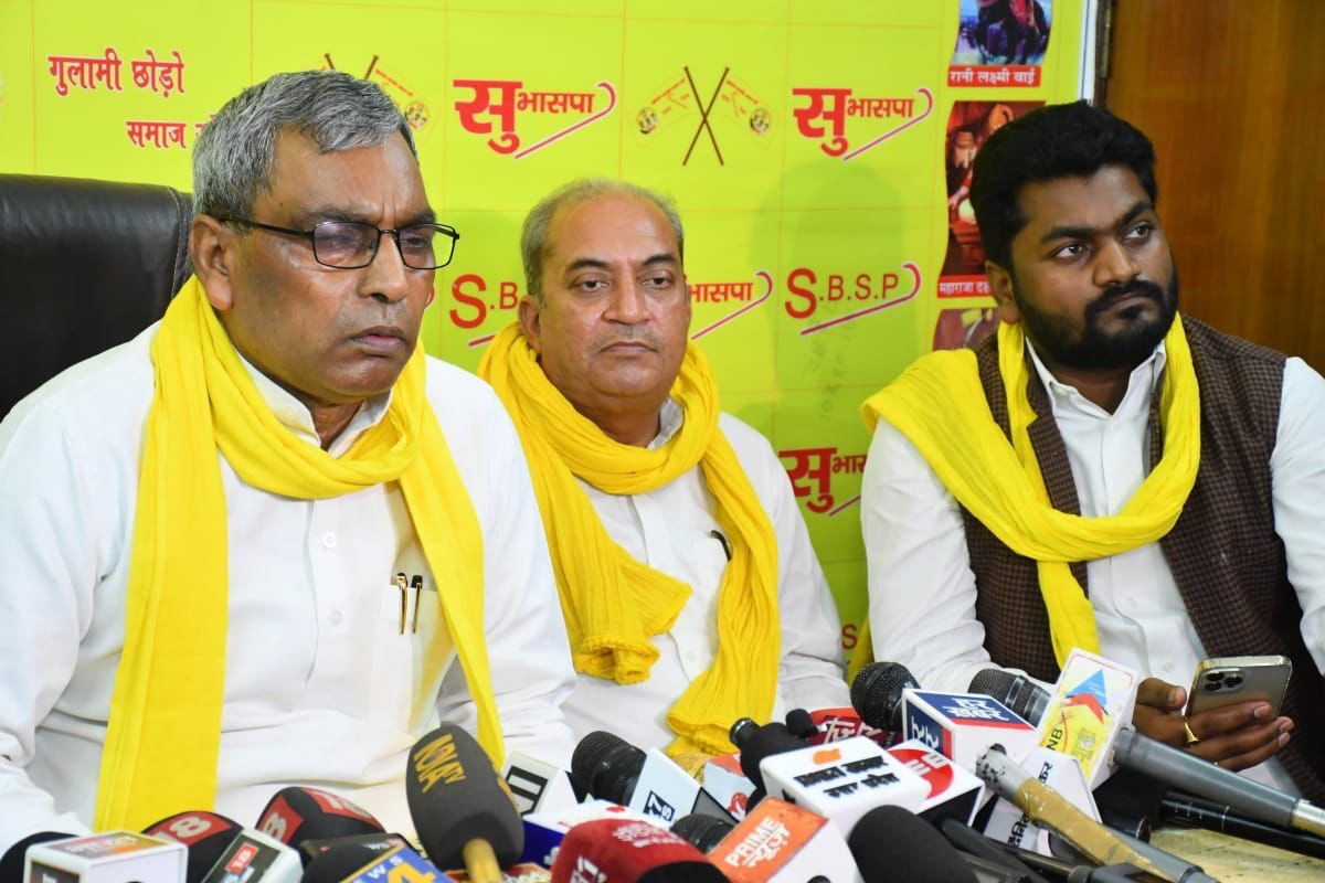 UP Politics Latest News op rajbhar Suheldev Bharatiya Samaj Party MLA join  samajwadi party | UP Politics News: ओपी राजभर को लग सकता है जोर का झटका,  3-4 विधायक जा सकते हैं