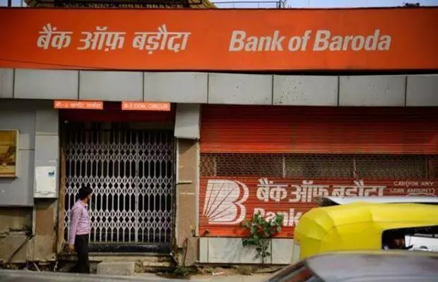 goons looted 15 lakh cash from bank of baroda at bettiah branch in west champaran