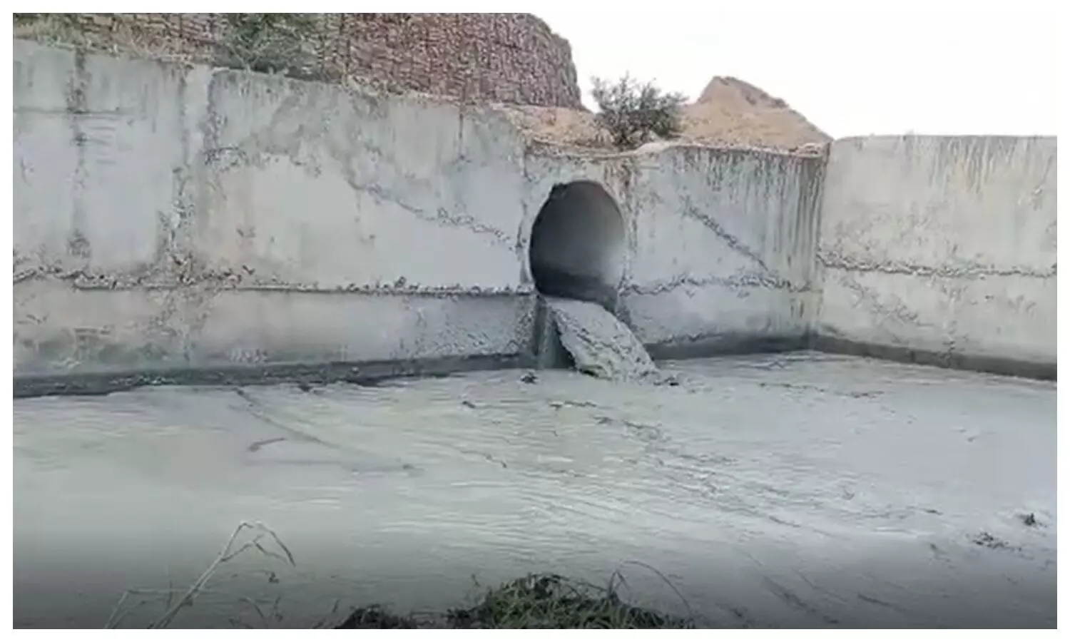 Coal ash in river in Sonbhadra