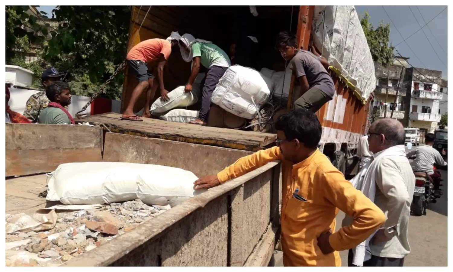 21 quintals of polythene confiscated in Gorakhpur