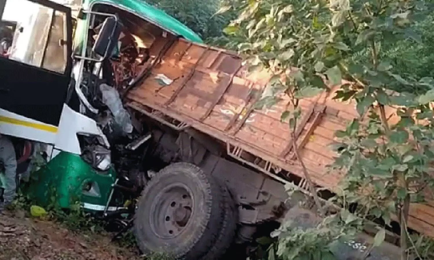 Rampur Accident Today: रामपुर में भीषण सड़क हादसा, बस-ट्रक की जोरदार टक्कर से कई लोगों की मौके पर मौत