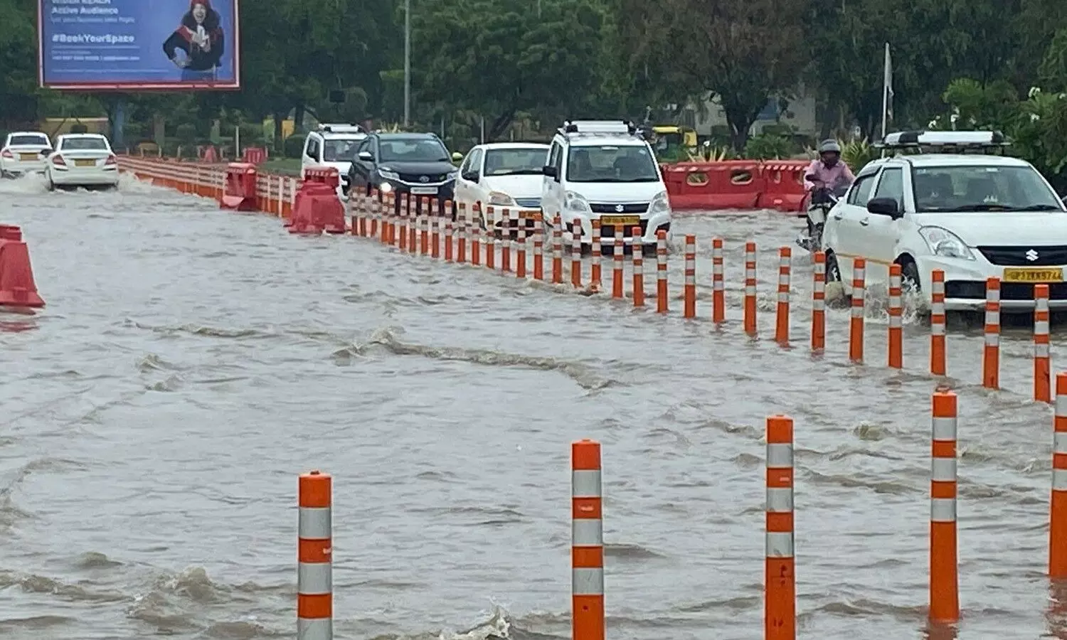 Lucknow Mein Barish: लखनऊ में बारिश हुई तेज, देखें कैसे पानी में डूबी राजधानी