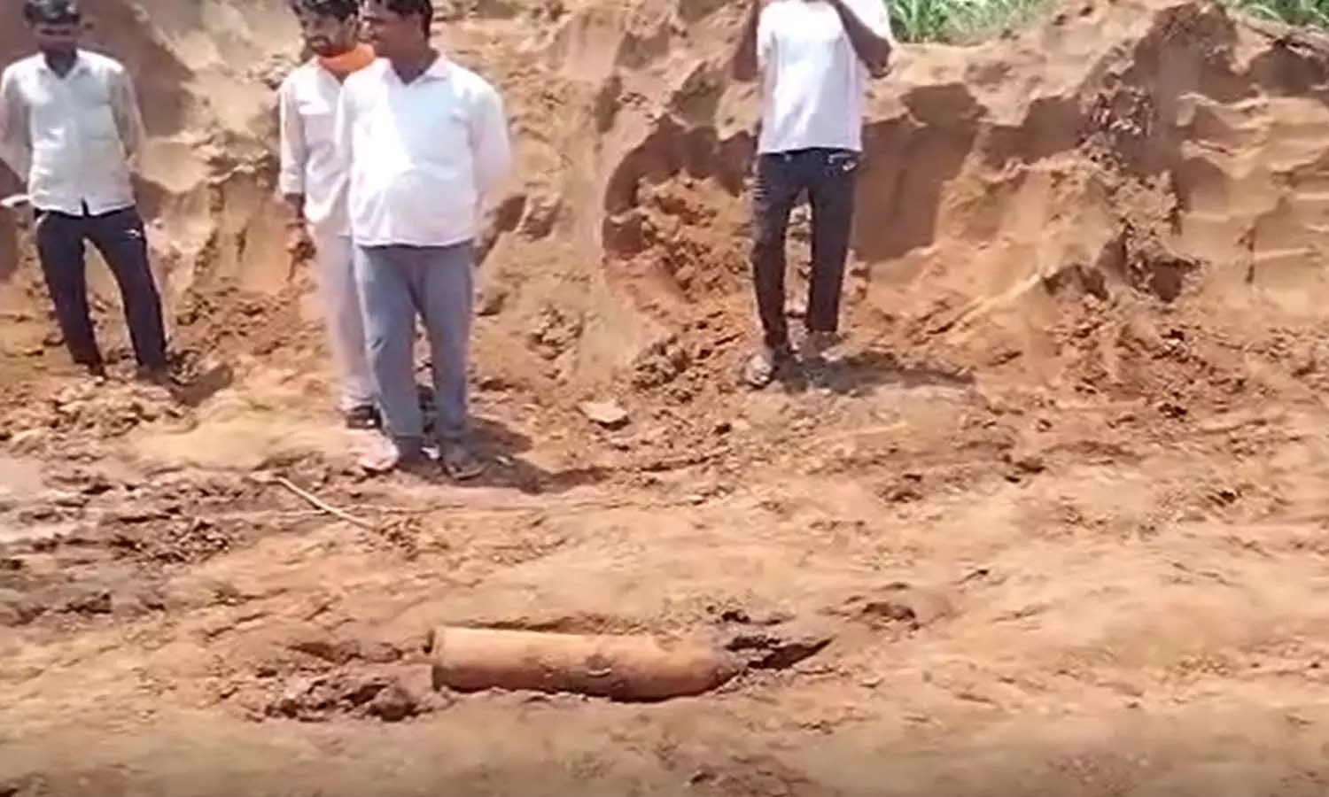 Farmers were digging their fields in Muzaffarnagar, there was a sensation due to getting the cannon ball