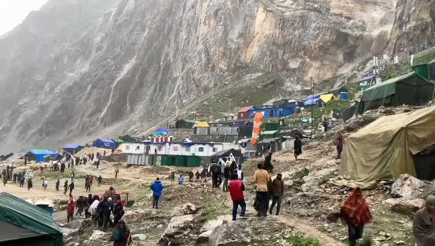 flood near amarnath cave after heavy rains in mountains more than 4000 pilgrims rescued
