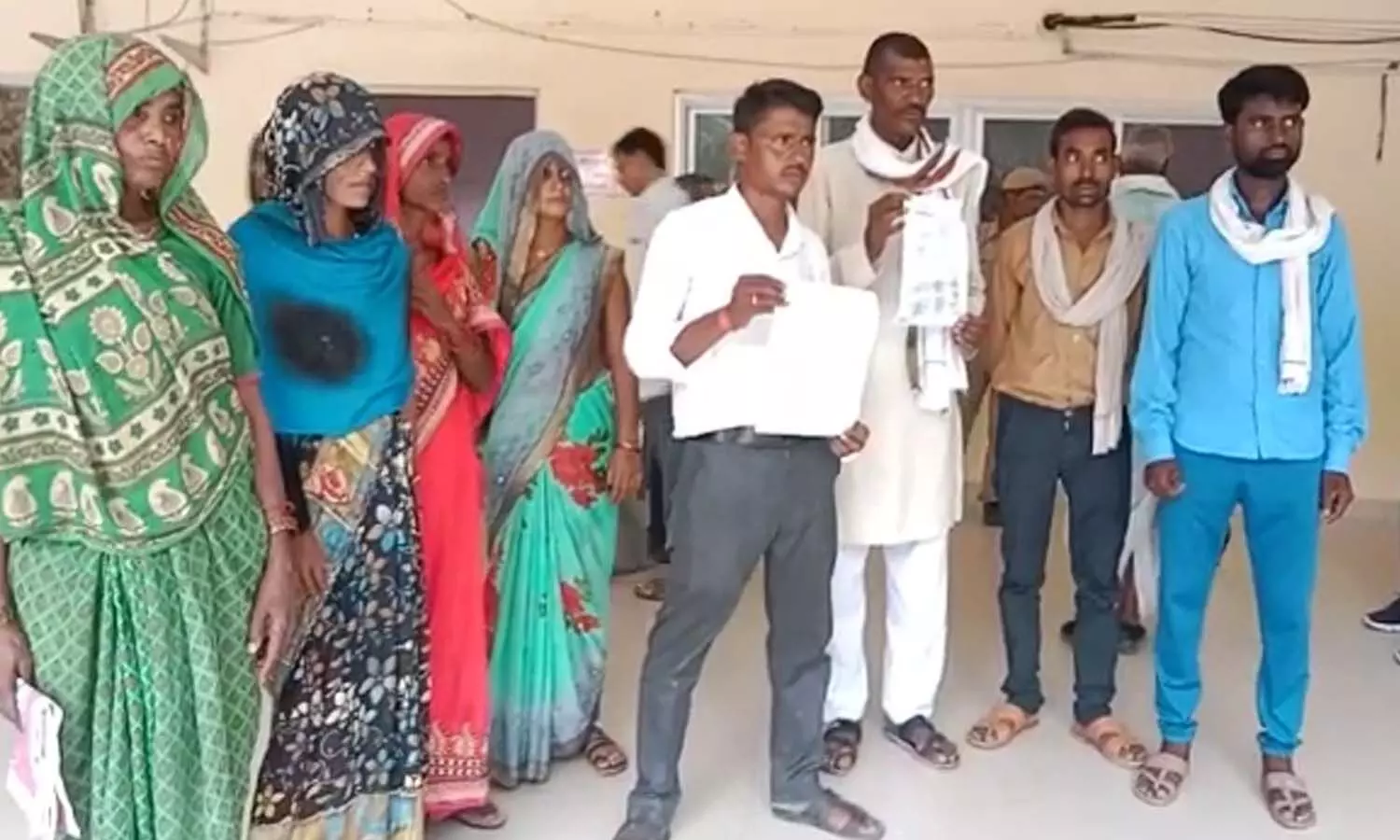 Banda: Municipal council employees cheated villagers of three lakh rupees