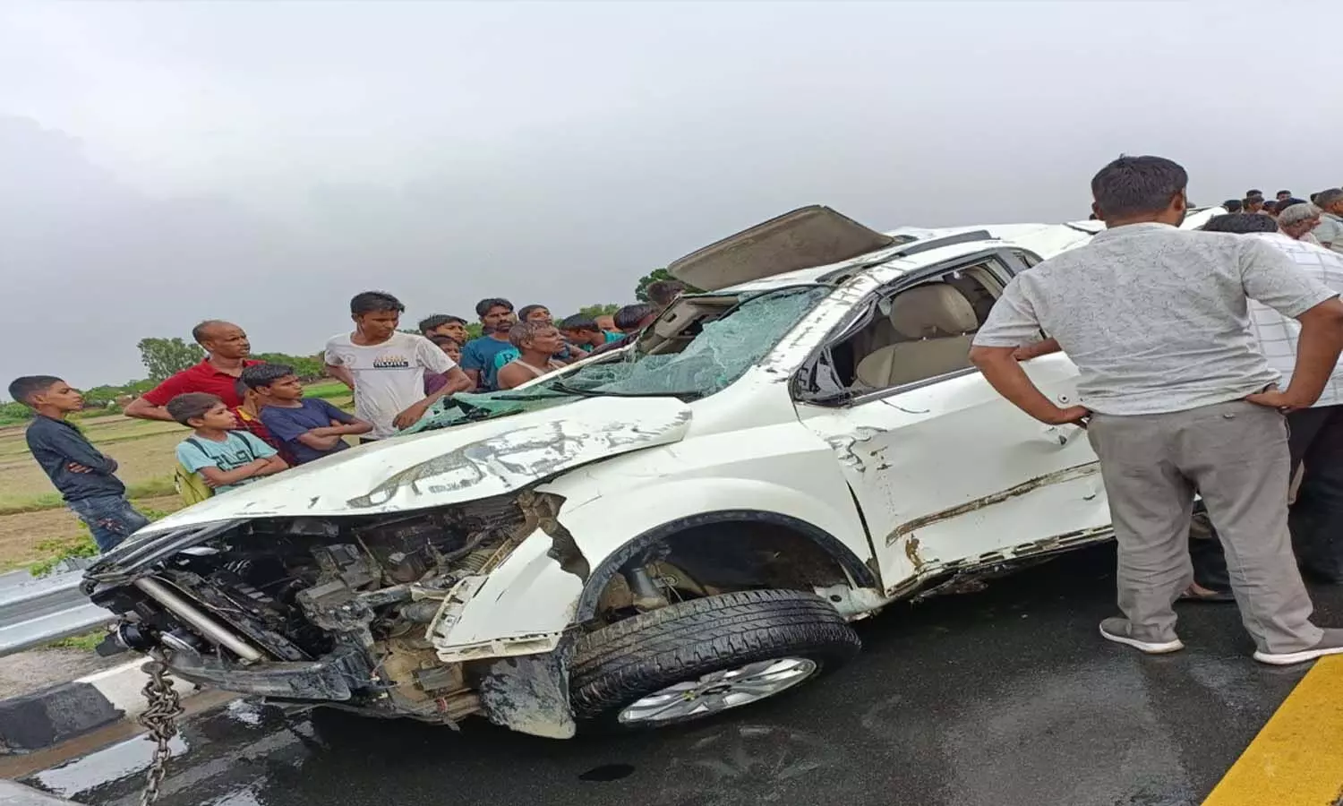 A speeding car overturns on Agra-Lucknow Expressway in Kannauj, two killed, two injured