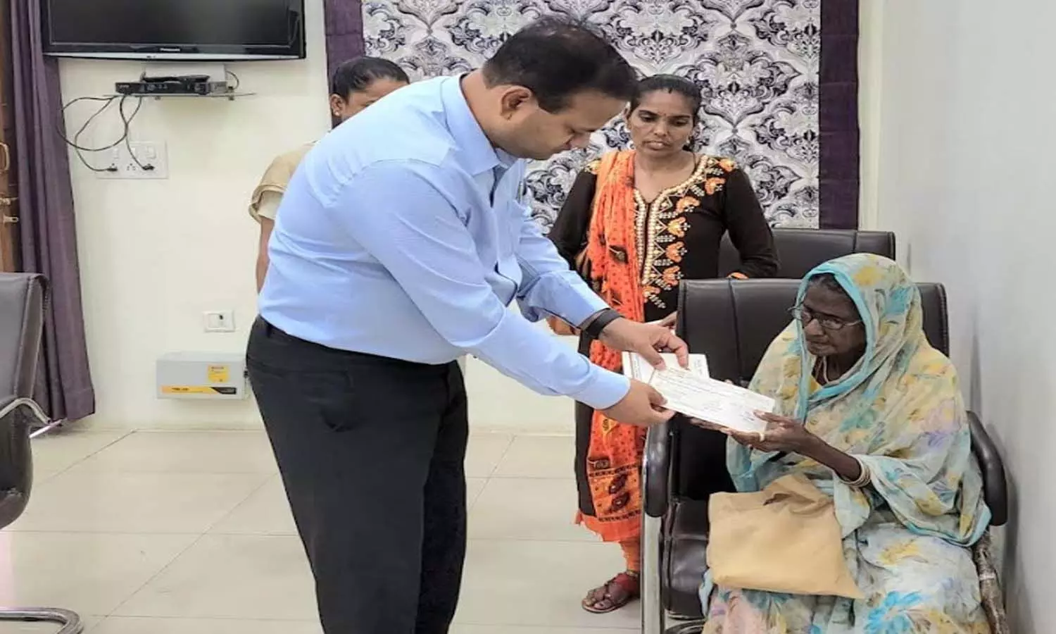 Jhansi: DM Ravindra Kumar became an angel for the old lady who came to the public darshan