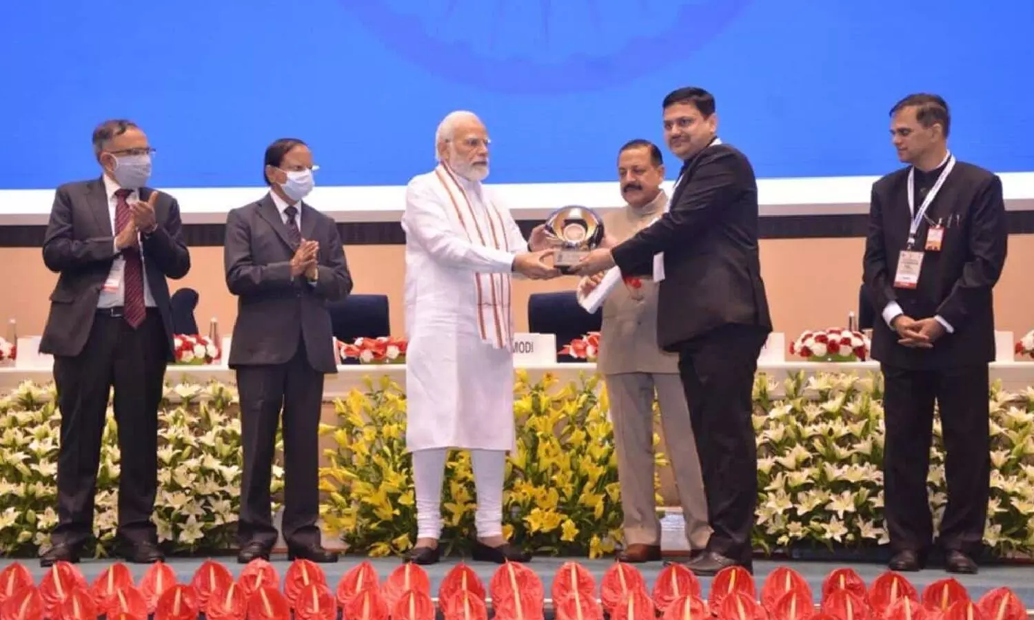 पीएम मोदी डीएम वाराणसी कौशल राज शर्मा को सम्मानित करते हुए