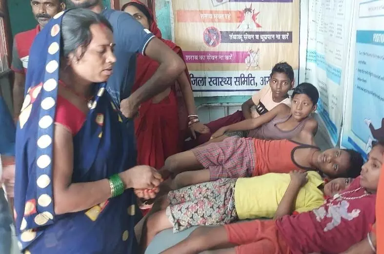 bihar news two dozen children of private school admitted in hospital due to food poisoning in araria