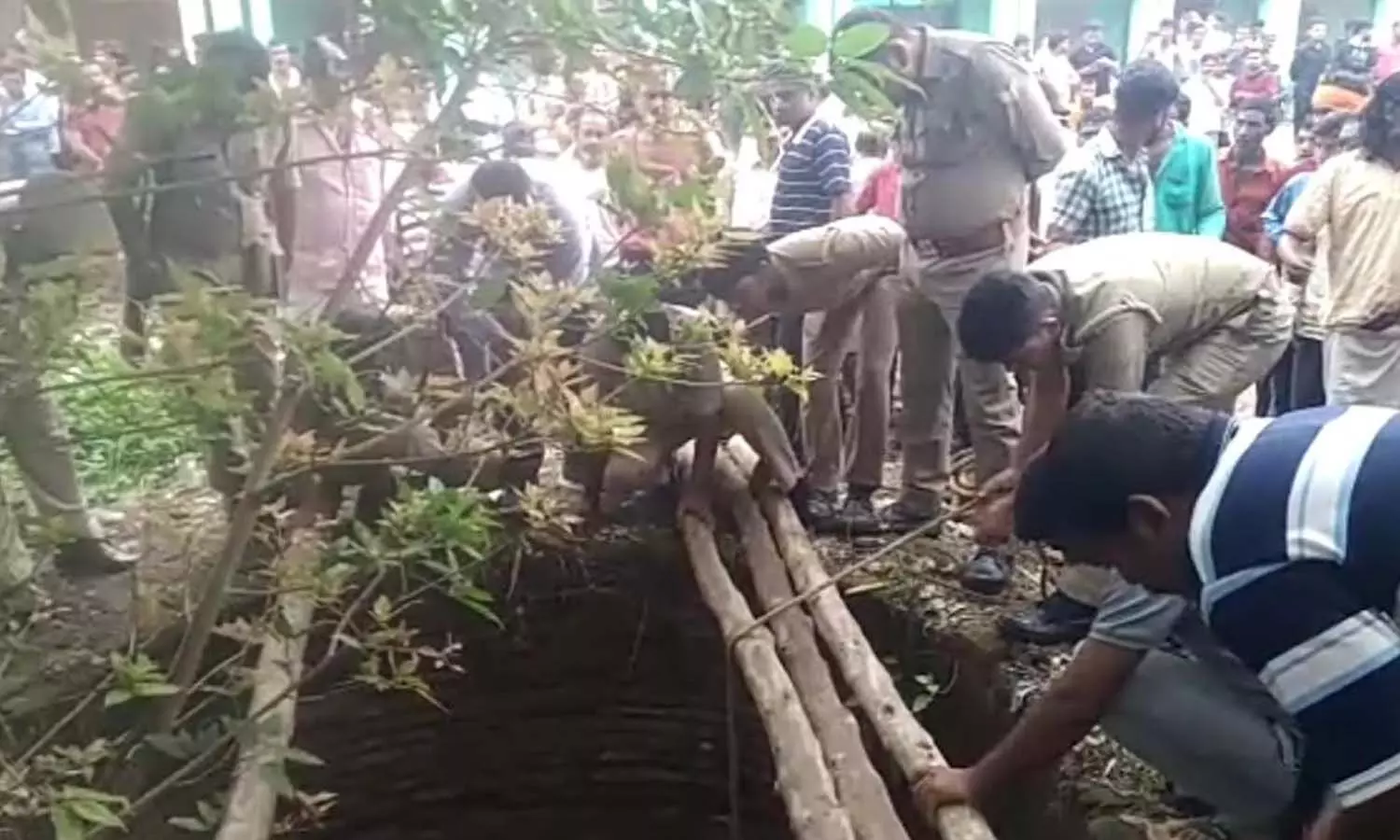 Girl fell in a well, police pulled out after four hours of rescue operation, condition critical