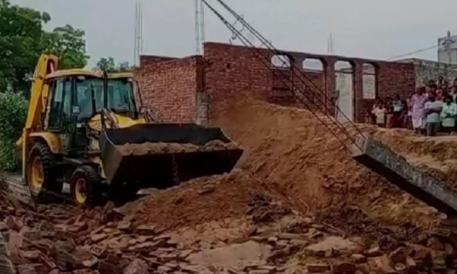 During the rain in Aligarh, the wall of the under-construction house collapsed, 7 children buried under the rubble, 2 died