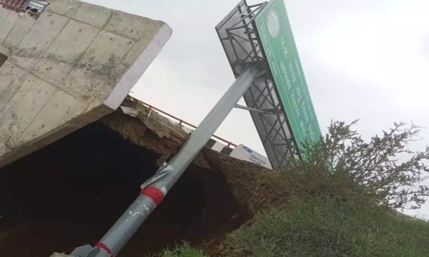 In Hastinapur, Meerut, the road connecting the bridge collapsed due to the Ganga erosion.