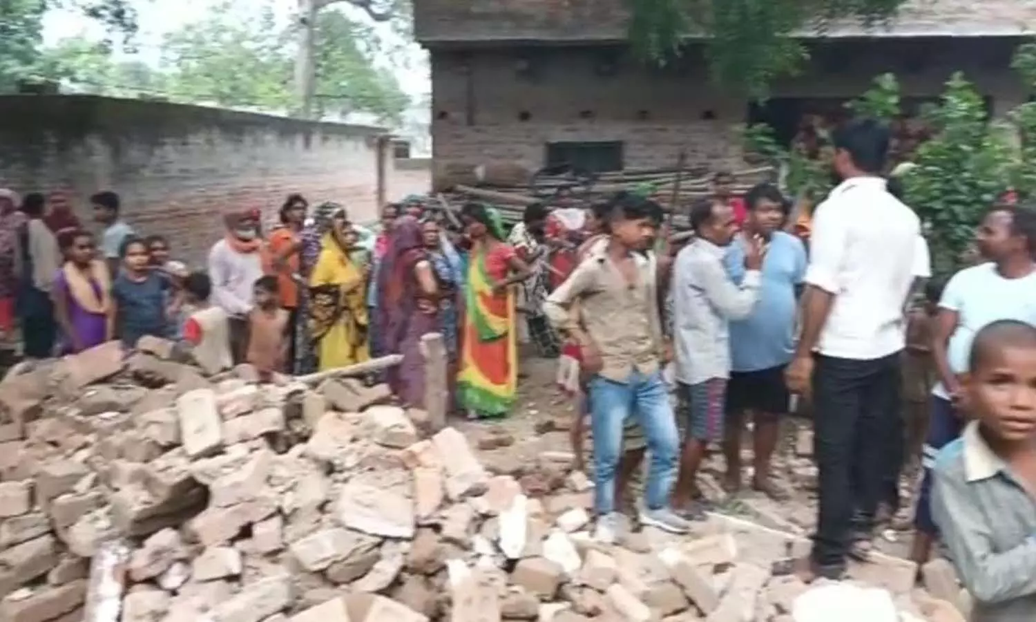 A two-storey house collapsed in Amethi sudden explosion, a youth scorched