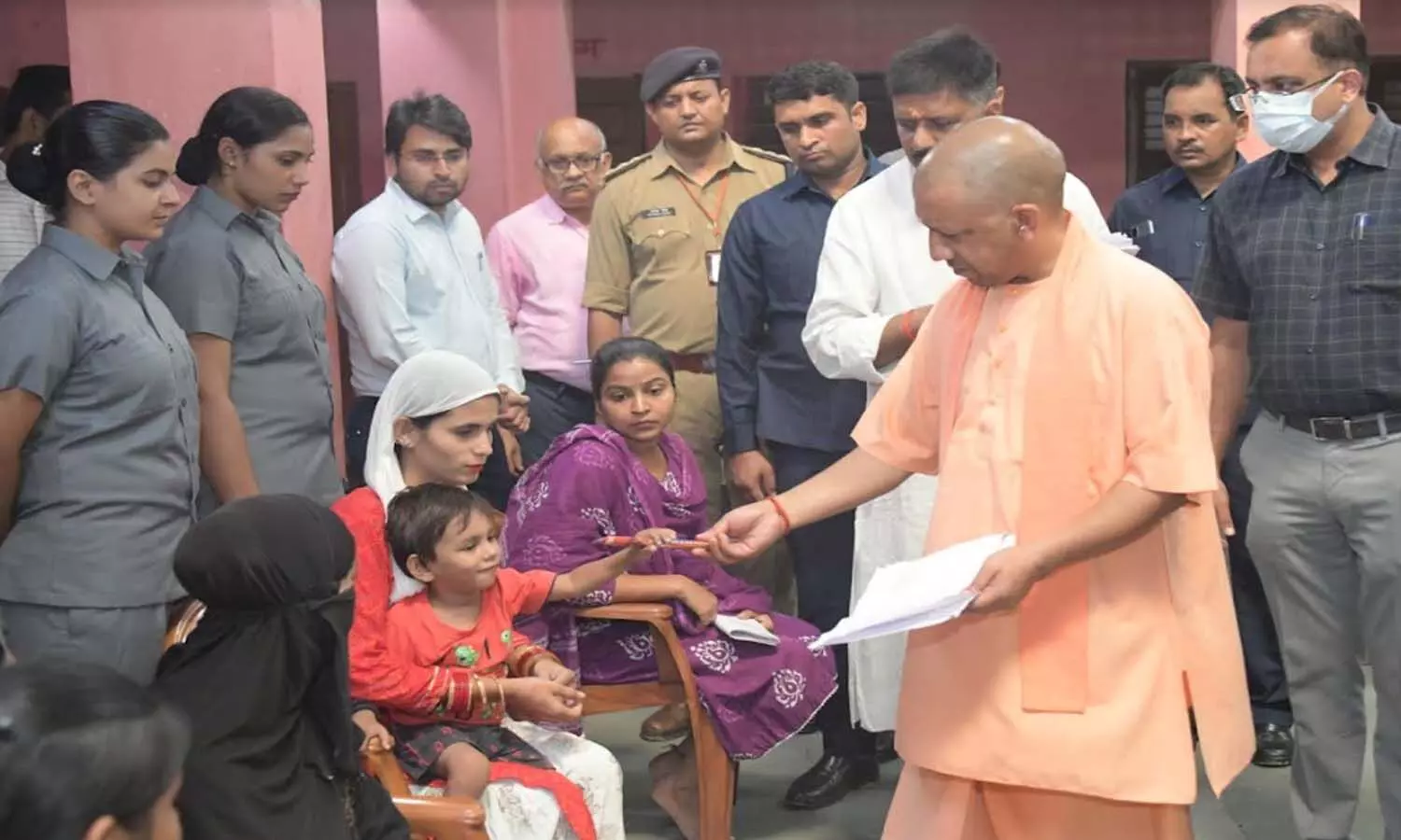 Gorakhpur News: फरियादियों के साथ पहुंचे बच्चों को CM योगी में दिखा टॉफी वाले बाबा का रूप, आशीर्वाद संग गिफ्ट में मिली चॉकलेट