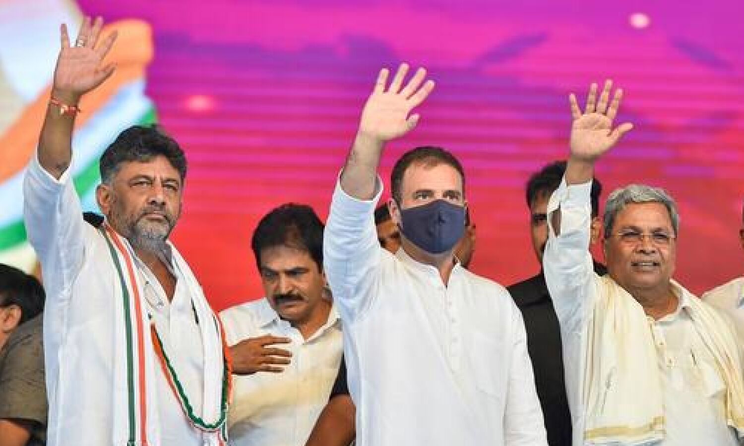 Karnataka Congress: How will the distance between Siddaramaiah and Shivakumar be bridged, they hug in front of Rahul but the crisis persists
