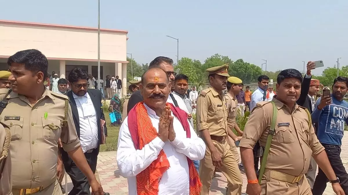 former mla vijay mishra appeared in mirzapur court says up government should conduct cbi inquiry