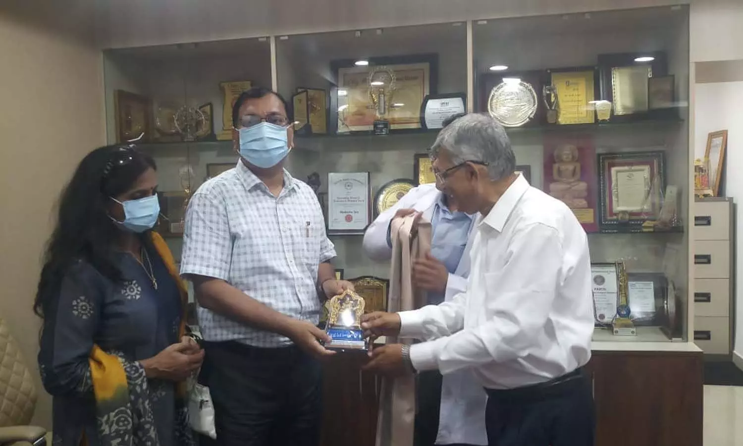 Additional Chief Secretary Health in Chitrakoot appreciated the human service going on in Sadguru Eye Hospital