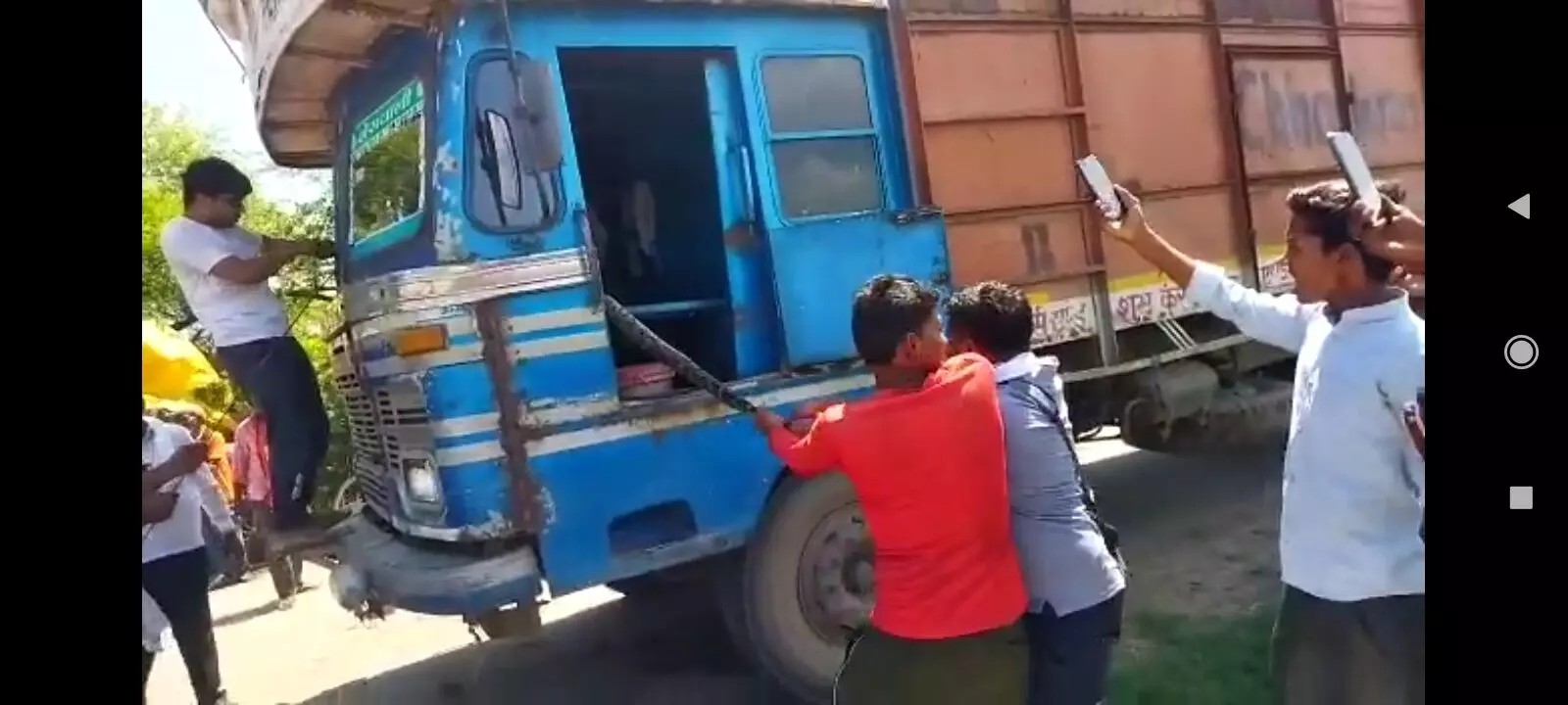 Fatehpur: ट्रक के केबिन में घुसा 15 फीट लंबा अजगर, रेस्क्यू टीम ने कड़ी मशक्कत के बाद निकाला बाहर
