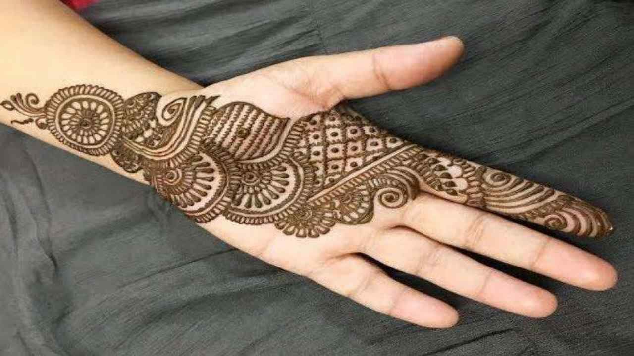 Different Types Of Mehndi Designs For Karwa Chauth 2023-पहला करवा चौथ है और  दुल्हन की तरह हाथों पर सजाना चाहती हैं मेहंदी, यहां देखें लेटेस्ट डिजाइन,  दिल हो जाएगा ...