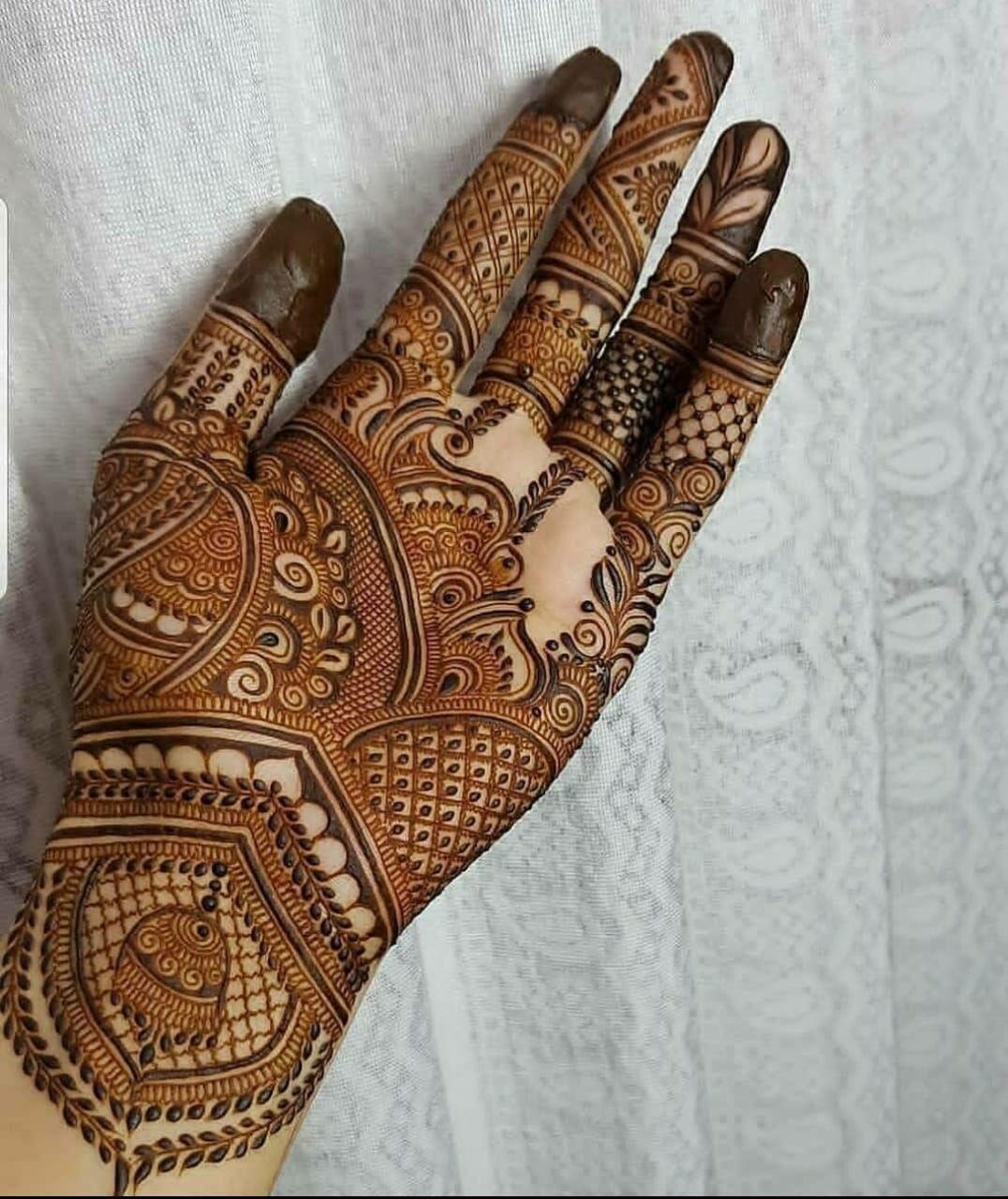 Easy Mehndi Design That Are Trendy And You Can Try Them This Raksha  Bandhan- Easy And Trendy Mehndi Design: इस रक्षा बंधन लगाएं ये ट्रेंडी मेहंदी  डिजाइन कम टाइम में लगेगी हैंड