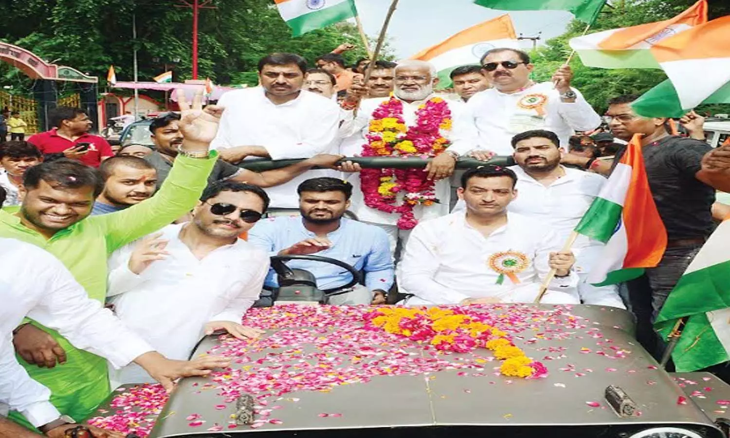 Tricolor yatra taken out in Jhansi, Swatantra Dev Singh said – there is love for the country in every particle of the soil