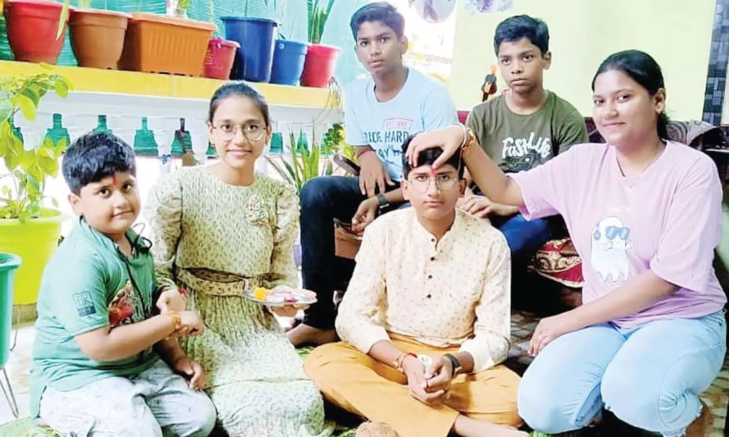 Rakshabandhan celebrated with pomp in Jhansi, sisters tie rakhi on the wrists of brothers