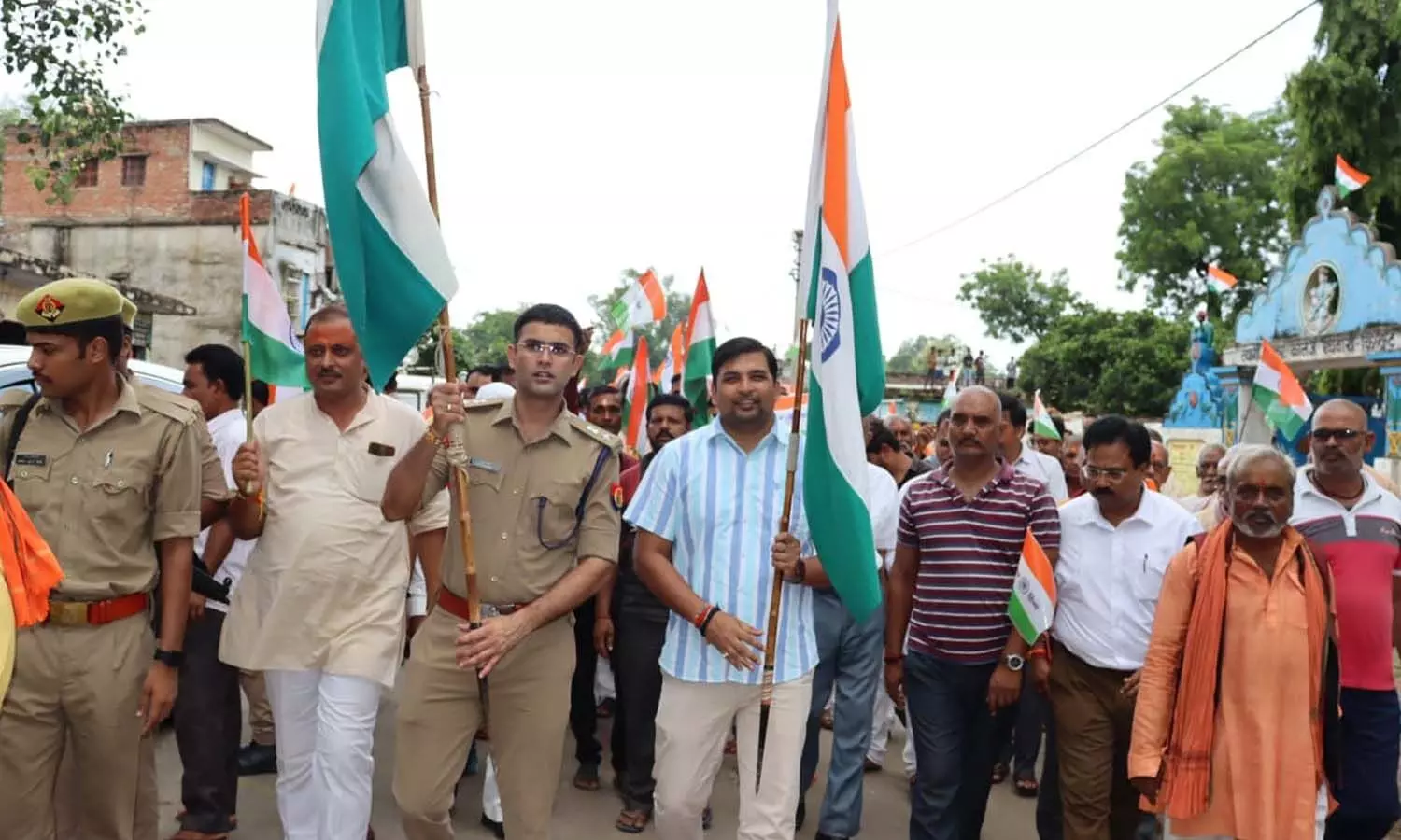 The tricolor yatra was taken out with a bandwagon in Chitrakoot, the city resonated with the chants of Mother India
