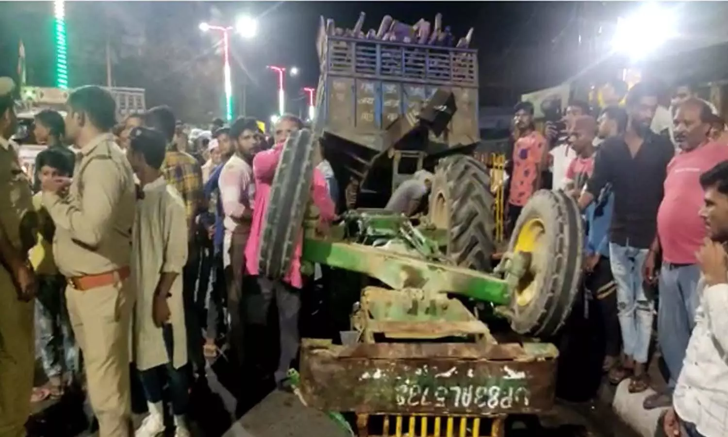 Tractor trolley overturned uncontrollably due to overload in Firozabad, three seriously injured